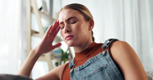 Stres Baş Ağrısı Evdeki Depresyon Yüzünden Üzgün Bir Kadın Anksiyete — Stok video