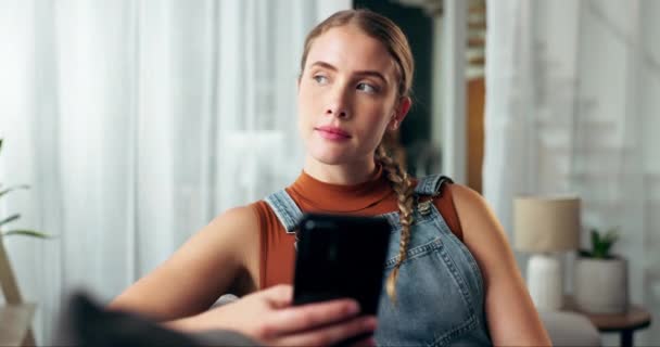 Mulher Telefone Sofá Com Pensamento Casa Com Mensagens Texto Memória — Vídeo de Stock