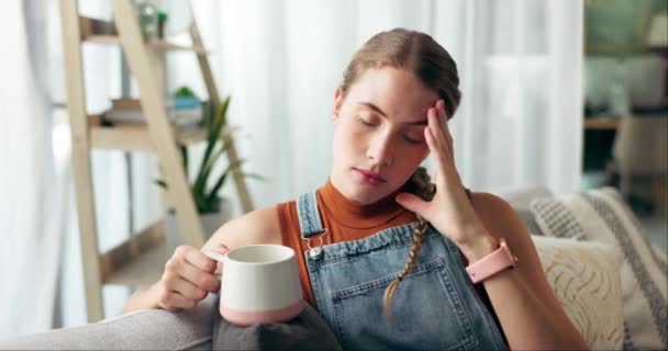 Kvinna Kaffe Och Tänkande Med Stress Soffan För Beslut Framtid — Stockvideo