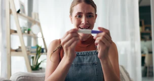 Zwangerschapstest Vrolijke Vrouw Huis Met Nieuws Feest Hoop Thuis Zwanger — Stockvideo
