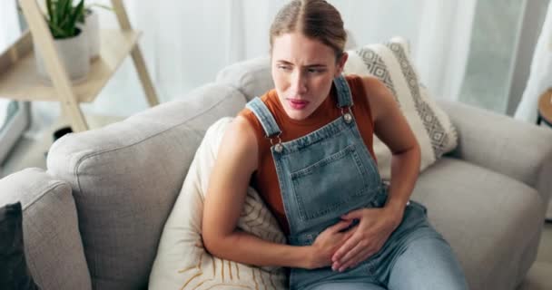 Mujer Sofá Dolor Con Menstruación Casa Pensando Masajeando Abdomen Sala — Vídeo de stock