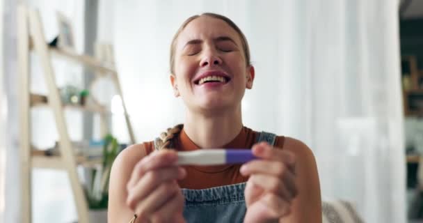怀孕测试或在家里带着新闻 庆祝或希望的快乐女人 微笑和女孩阅读生育 排卵或成功 未来或母性测试包 — 图库视频影像