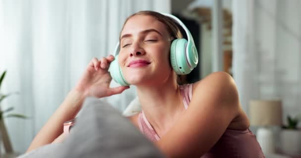 Γυναίκα Ακουστικά Και Μουσική Στον Καναπέ Σκέψη Χαμόγελο Και Χαλαρώσετε — Αρχείο Βίντεο
