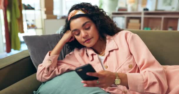 Vážné Dívka Relaxovat Pohovce Chytrým Telefonem Pro Čtení Textu Výzkumu — Stock video
