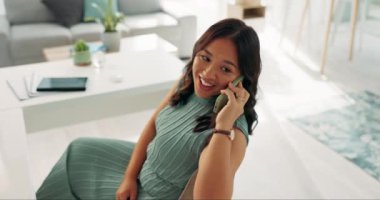 Asyalı kadın, telefon görüşmesi ve ofiste kahkaha, şirket anlaşması için plan ve iletişim. Kadın, konuşma ve uygulama yaratıcı ajans, konuşma ve iş bağlantıları için yüksek açı.