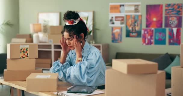 盒子和女人头痛 压力和倦怠与交付问题 截止日期和破产 有创业经验的人 企业家和员工 有焦虑或痛苦的偏头痛和硬纸板 — 图库视频影像