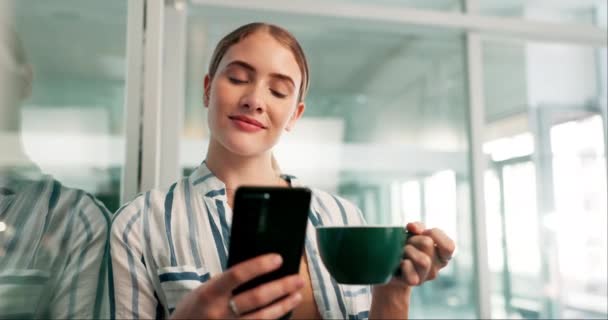 Telefon Kaffepaus Och Affärskvinna Ett Hem Med Nyhetsapp Blogg Och — Stockvideo