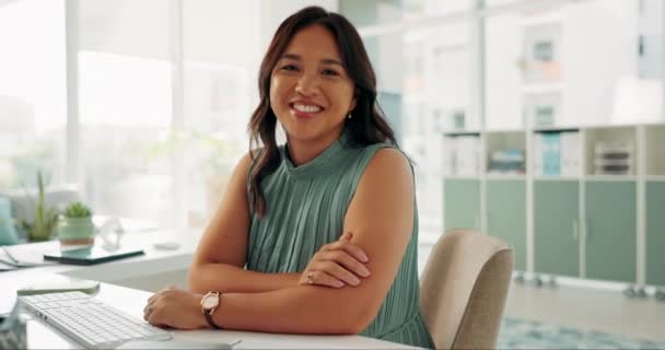 사무실 초상화 자원에 자부심 경력과 책상에서 아시아 관리자 우리와 미소를위한 — 비디오