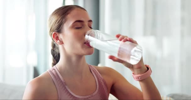 Žena Pít Vodu Hydrataci Domácí Fitness Cvičení Obývacím Pokoji Tekutinou — Stock video