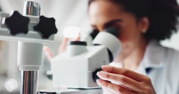 Bilim Mikroskop Mikrobiyoloji Laboratuarda Keşif Yapan Kadın Bilim Adamı Adli — Stok video