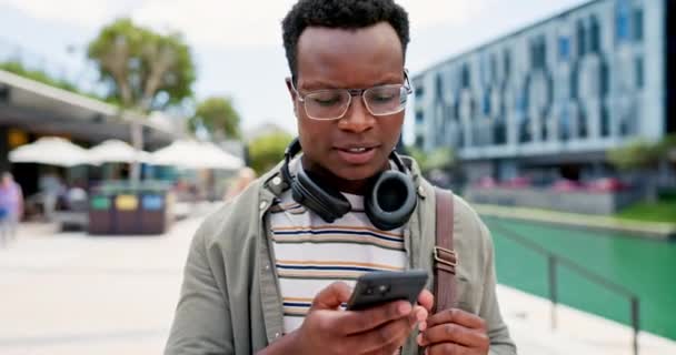 Телефон Веселый Счастливый Человек Смеется Открытом Воздухе Социальными Сетями Чат — стоковое видео