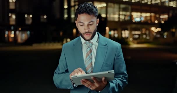 Tablet Yawn Tired Businessman City Night Low Energy Exhausted Bored — Stock Video