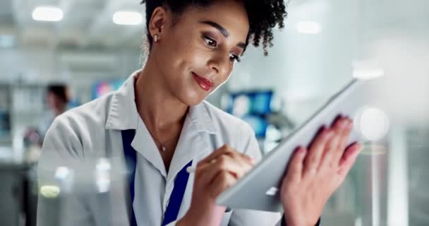 Ciencia Laboratorio Mujer Tabletas Para Investigación Análisis Médico Informe Línea — Vídeo de stock