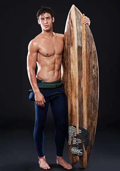 Stüdyoda Genç Sörfçü Retro Sörf Tahtası Vücut Mide Güçlü Sağlıklı — Stok fotoğraf