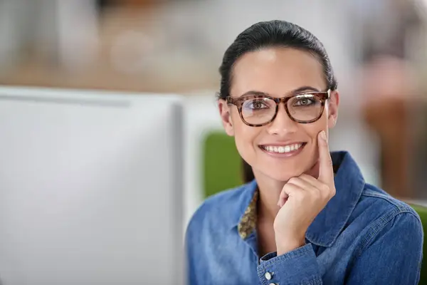 Mujer Feliz Retrato Con Computadora Oficina Con Orgullo Por Carrera — Foto de Stock
