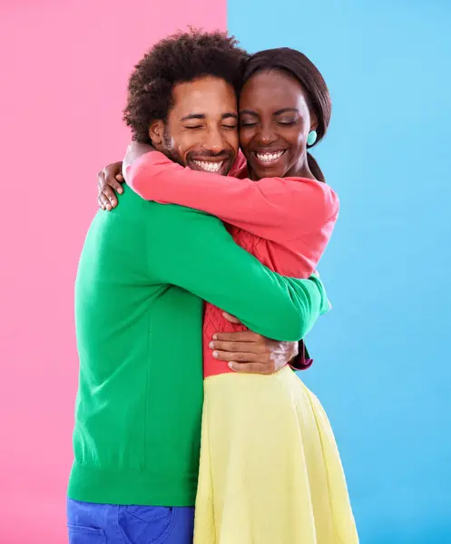 爱情和黑人夫妇 结合婚姻 兴奋和浪漫在色彩绚丽的工作室背景上 男人与女人的关系 拥抱和表达 或感情上的表达 或与约会或关心结合在一起 — 图库照片