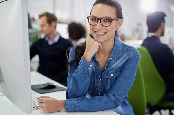 Portrait Woman Employees Computer Smile Office Team Company Startup Business — Stock Photo, Image