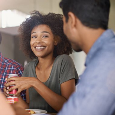 Gülümse, pizza ve gazoz arkadaşlarınla birlikte restoranda parti, yemek ya da sosyal toplantıda açlık için. Kutlama için fast food yiyen mutlu genç bayanla yüz, bağ ve sohbet..