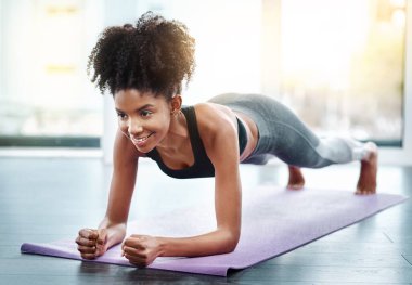 Afrikalı kadın, spor salonu ve döşeme minder, vücut için vücut egzersizi ve güçlü karın için sağlık klubü. Denge, spor giyim ve sağlık ve antrenman için kaslar, pilates sporunda mutlu bir sporcu..