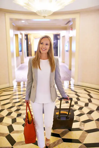 Business Woman Luggage Lobby Hotel Thinking Search Room Hallway Smile — Stock Photo, Image