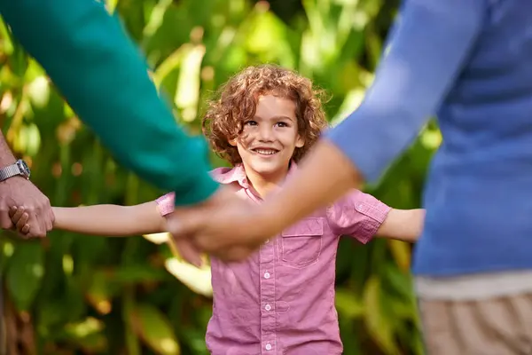 Ευτυχισμένη Οικογένεια Κρατώντας Χέρια Και Παιδί Χορό Εξωτερική Παιχνίδι Καλοκαίρι — Φωτογραφία Αρχείου