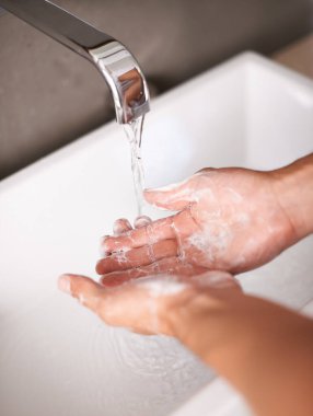 Evde tuvalette temizlik, temizlik, mikrop ve bakteri temizleme için suyu olan kişi, el ve sabun. Dezenfeksiyon, temizlik ya da lavabo ile temizlik için musluk ya da musluğu kapatın..
