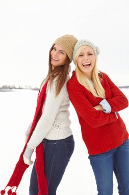 Gülümse, kar ve kış tatilindeki kız arkadaşlarının portresi, macera ya da İsviçre 'ye seyahat için tatil. Mutlu, kendinden emin ve hafta sonu gezisi için soğuk havalarda kaynaşmak için kollarını kavuşturan kadınlar.