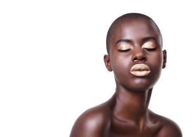 Siyahi bir kadının yüzü, makyaj malzemesi, ruj, makyaj malzemesi ya da güzellik modeli stüdyoda. Altın rengi, kel kafa ya da parıltılı Afrikalı kız modeli, göz farı ve cilt bakımı sonuçları beyaz arka planda.