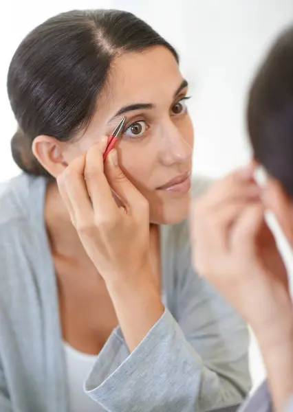 Face Cosmetics Tweezer Eyebrows Woman Mirror Home Bathroom Grooming Hygiene — Stock Photo, Image