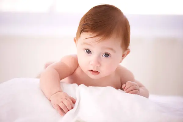 Portret Pielęgnacja Ciekawe Dziecko Łóżku Czas Brzuch Dla Rozwoju Dziecka — Zdjęcie stockowe