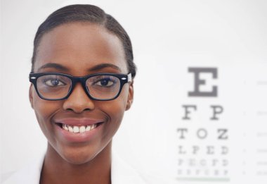 Optometri, göz muayenesi ve sağlık hizmetlerinde çalışan bir kadının görüş, test ve portresi. Gözlükler, uzman ve tıbbi tablolar klinikte mektuplar ve gözlüklü Afrikalı optometrist.