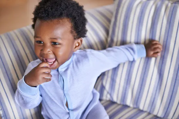Bebé Sonrisa Sofá Como Juego Diversión Juego Para Ocio Juego —  Fotos de Stock