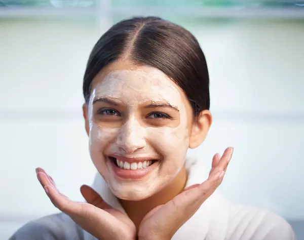 Hud Ler Portræt Glad Kvinde Ansigtet Maske Badeværelset Hydrering Derhjemme Stock-billede