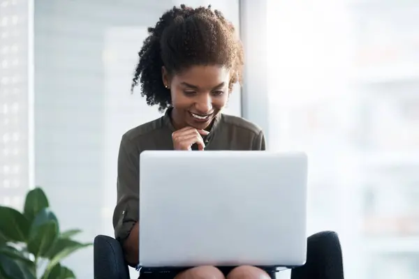 Черная Женщина Бизнес Ноутбук Офисе Чтения Электронной Почты Управления Проектами — стоковое фото