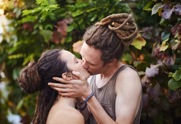 Outdoor Kuss Und Paar Mit Liebe Park Und Romantik Mit — Stockfoto