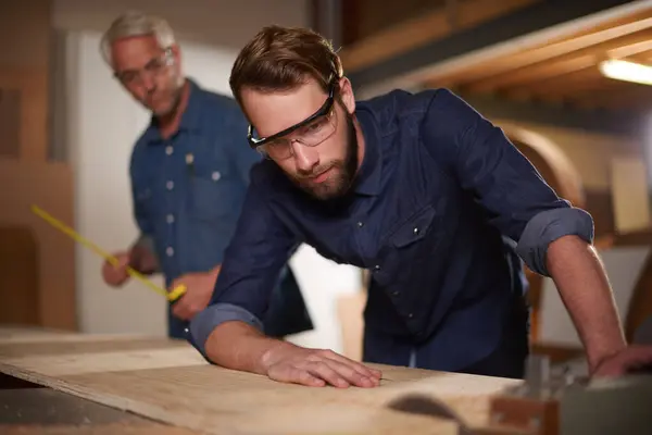 Carpenter Team Man Wood Saw Planning Construction Project Senior Father — Stock Photo, Image