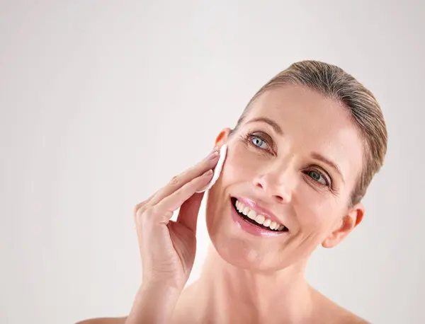 Mature Woman Smile Cotton Skincare Studio Facial Cleaning Cosmetics Skin — Stock Photo, Image