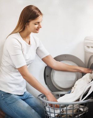 Kadın, çamaşır ve temizlik için çamaşır makinesi, kirli doku ve rutin ev işleri. Kadın, keten ve kumaş bakımı dairede, hijyen ve temizlik hizmetçisi..