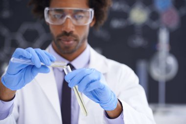 Bilim, deney tüpü ve insan bilim adamı klinik araştırma, çalışma ya da kimyasal reaksiyon deneyi laboratuarında. Tıp, tüp ve erkek sağlık uzmanı tıp, değerlendirme ya da ilaç muayenesi.