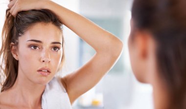 Kadın, ayna ve cilt doğal güzellik için banyo kozmetik yüz bakımı, tedavi veya yıkama için. Kadın kişi, el ve yansıma dermatoloji için evde heath, self-care ya da refah için parlıyor.