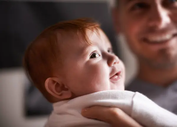 Vader Baby Gelukkig Een Nieuw Huis Met Glimlach Ontspannen Van Rechtenvrije Stockafbeeldingen