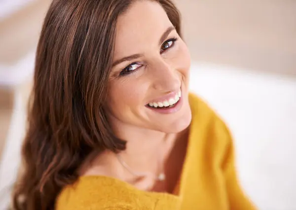 Vrouw Portret Ontspannen Glimlach Thuisbank Voor Vakantie Weekend Voor Een Stockafbeelding