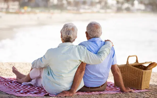 高齢者 カップル リラックスして夏の結合や旅行の接続 屋外またはビューのためのピクニック ハワイの海での休暇の休暇のための古い女性 男とバック休憩 平和や楽しい — ストック写真