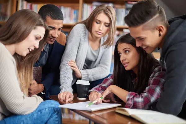 Groep Studenten Brainstormen Voor Onderwijs Bibliotheek Diversiteit Voor Kennis Aan — Stockfoto
