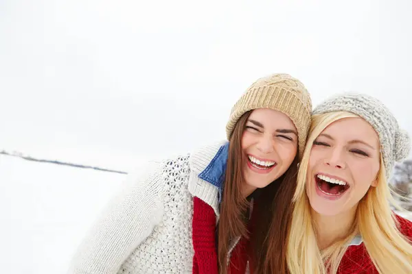 Sníh Bonding Dívka Přátelé Venkovní Zimě Romantické Dovolené Dobrodružství Nebo — Stock fotografie