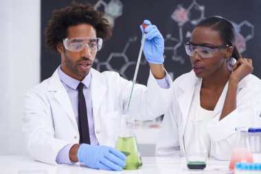 Bilim adamı, ekip ve kimyasal deney için laboratuarda tıbbi araştırmalar yapılıyor. Aşı testi, siyah insanlar ve sıvı çözeltisi ile kimya, eczacılık ve sağlık hizmetleri yeniliği.