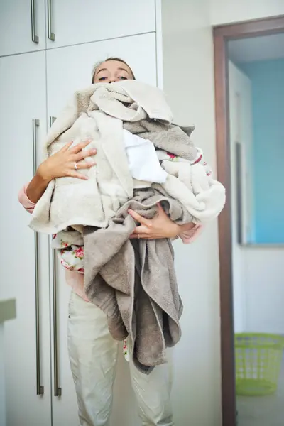 Vrouw Wasserij Kleding Stapel Voor Huishoudelijk Werk Wassen Hygiëne Als — Stockfoto