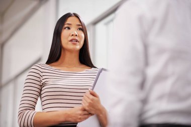 Ofis, işbirliği ve Asyalı iş adamları görüşüyor, sohbet ediyor ve belgelerle konuşuyor. Proje planlama, toplantı ve takım çalışması için profesyonel, yaratıcı ajans ve kadın..