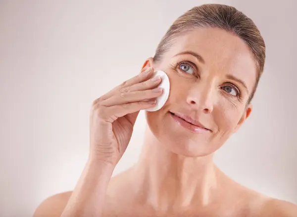 Mature Woman Smile Cotton Skincare Studio Facial Cleansing Cosmetics Skin — Stock Photo, Image