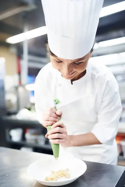 Chef Dessert Plating Professional Kitchen Cooking Hospitality Industry Employee Woman — Stock Photo, Image